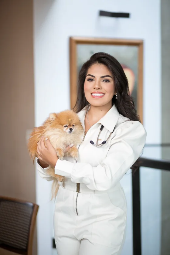 Dra. Bárbara Borges de jaleco, com um lulu-da-pomerânia no colo