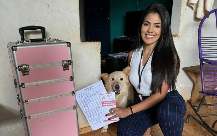 Dra. Bárbara com a maleta de atendimento na casa de um tutor